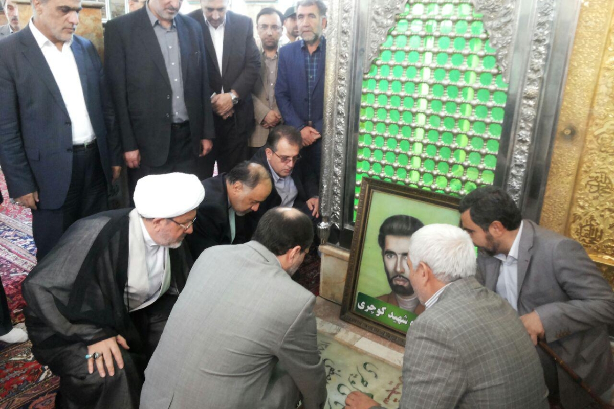 مسئولین شهرستانی خوی با حضور در مزار شهید کوچری اولین فرماندار شهید کشور ادای احترام نمودند