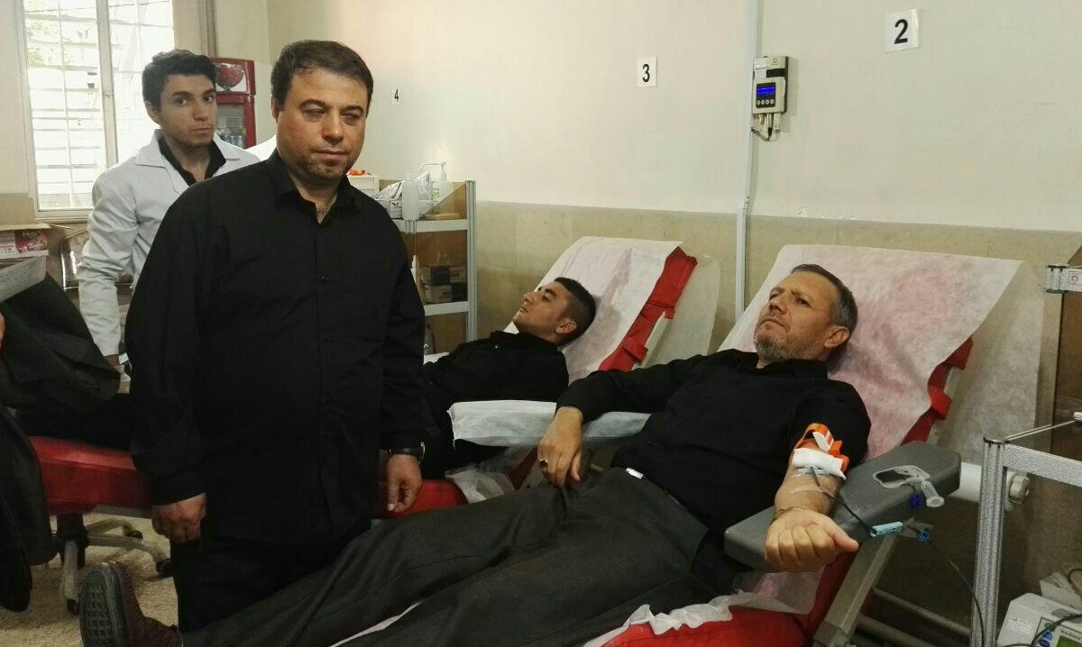 عزاداران شهرستان خوی با حضور در پایگاه انقال خون ، اقدام به اهدای خون کردند