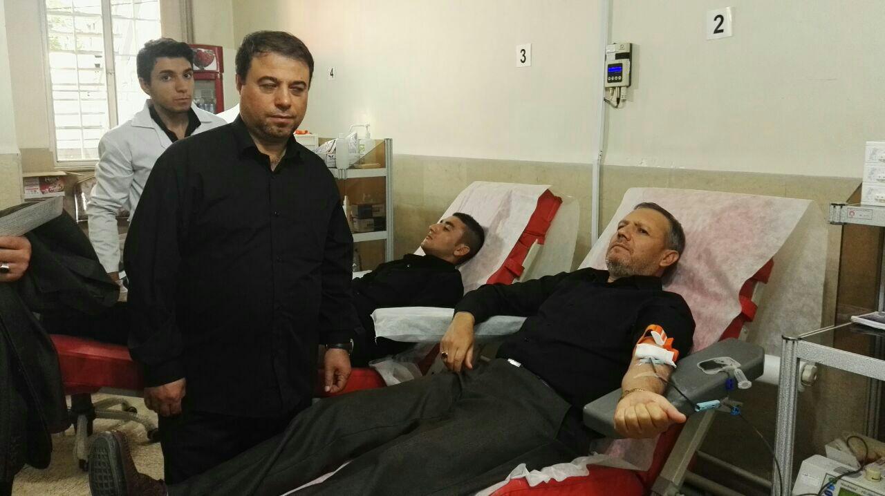 عزاداران شهرستان خوی با حضور در پایگاه انقال خون ، اقدام به اهدای خون کردند