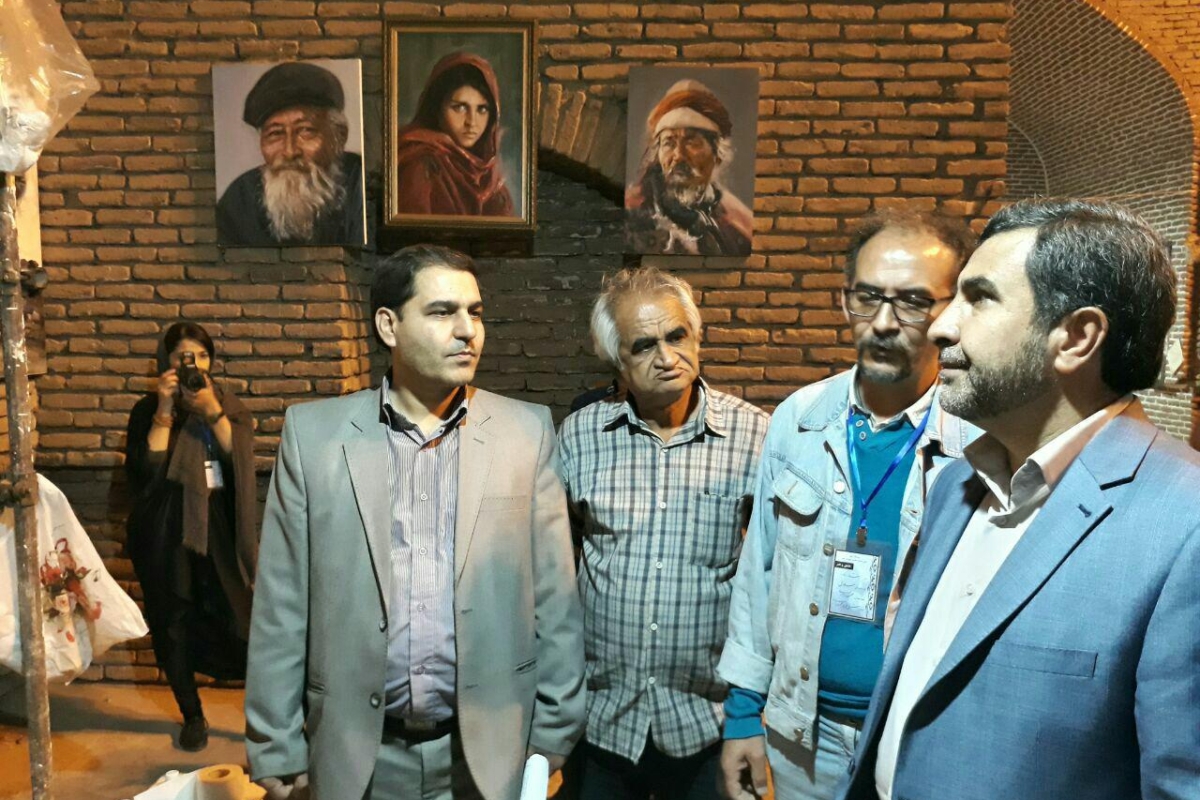 نمایشگاه هنرهای تجسمی با نام عشق و هنر در مسجد تاریخی مطلب خان خوی در حال برگزاری می باشد
