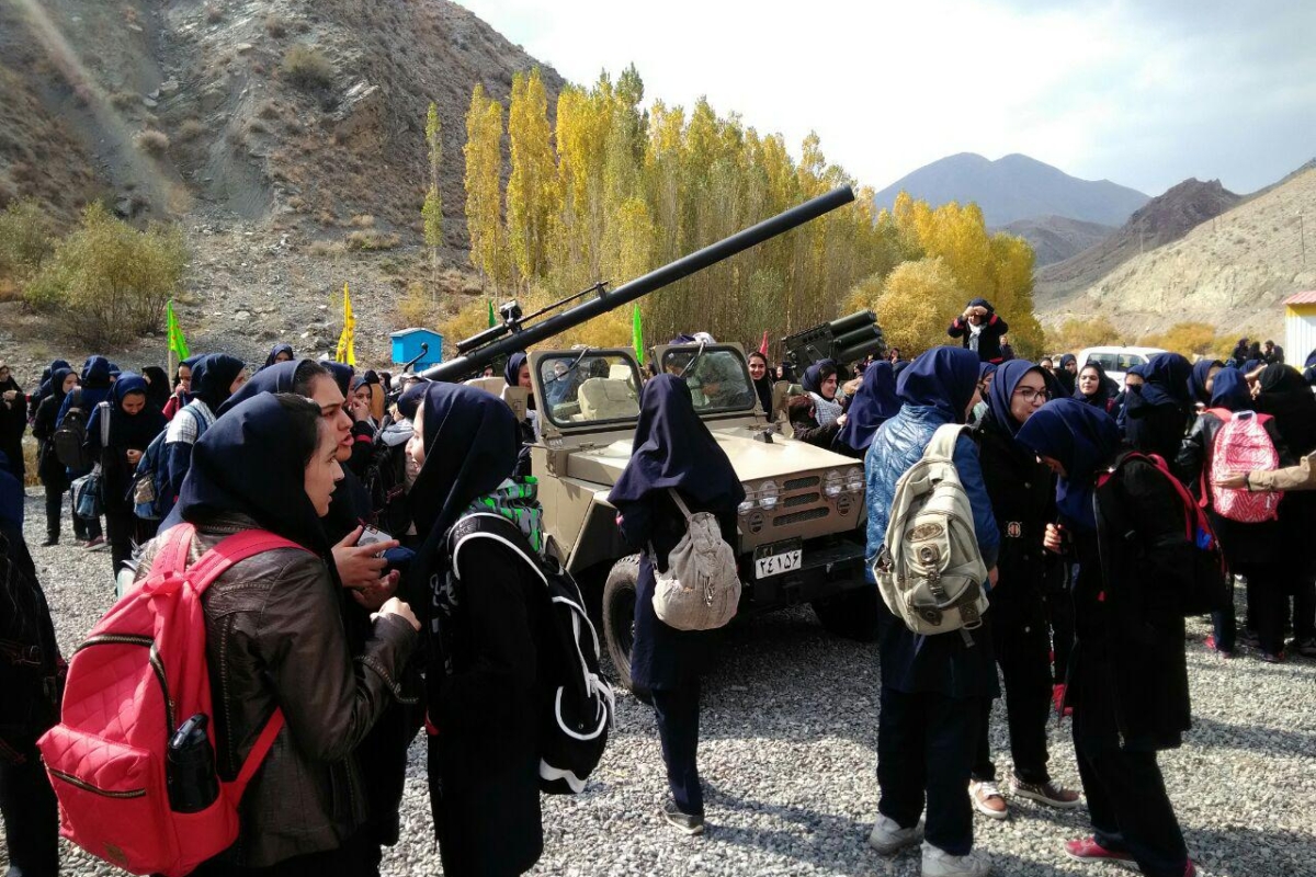 دانش آموزان شهرستان خوی از مناطق عملیاتی قطور و یادمان شهداء در پل هوایی بازدید نمودند