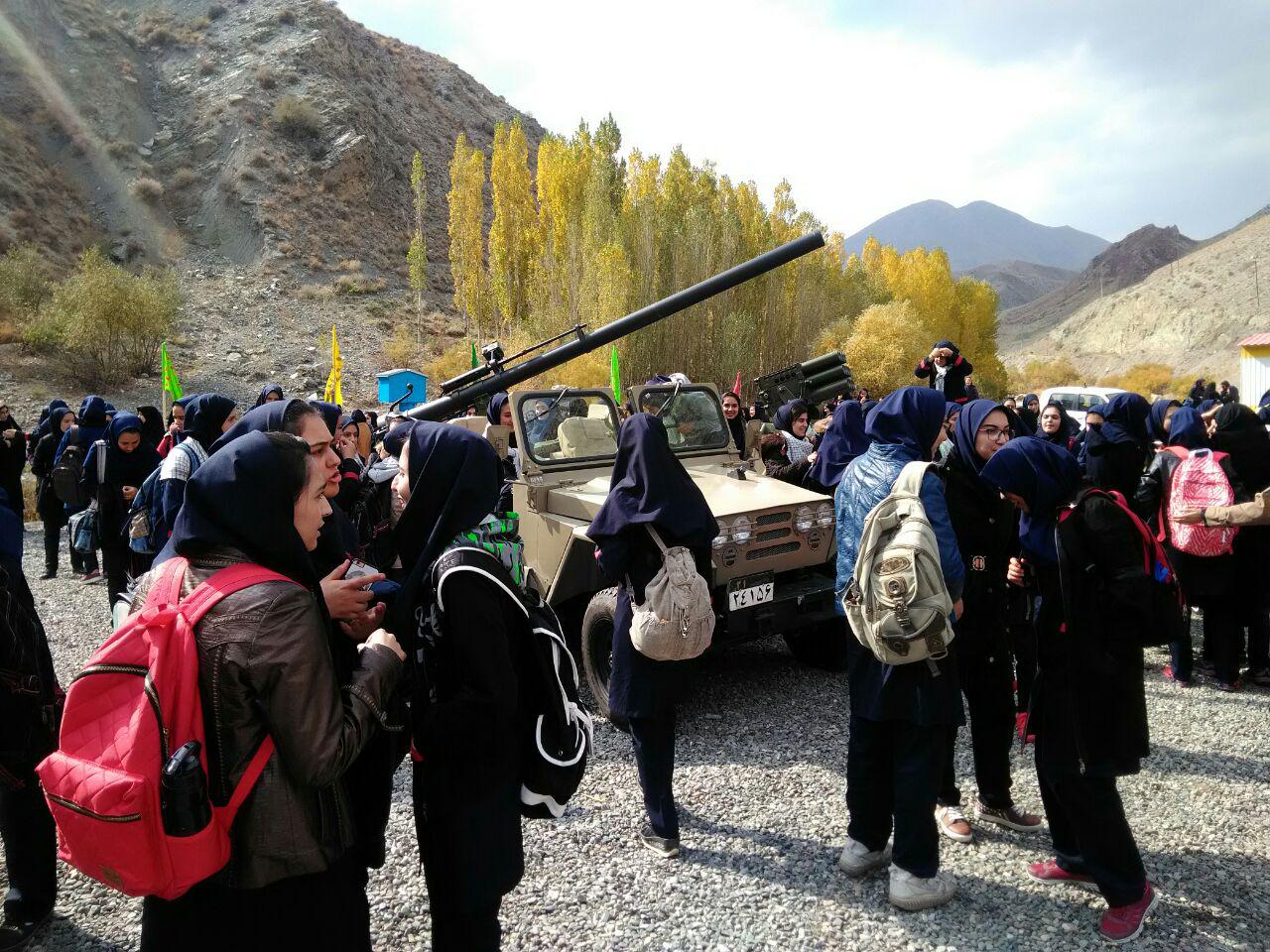 دانش آموزان شهرستان خوی از مناطق عملیاتی قطور و یادمان شهداء در پل هوایی بازدید نمودند