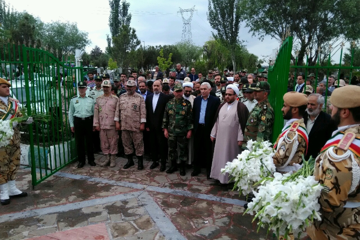 مراسم غبارروبی و صبحگاه مشترک نیروهای مسلح در گلزار شهدای خوی برگزار شد