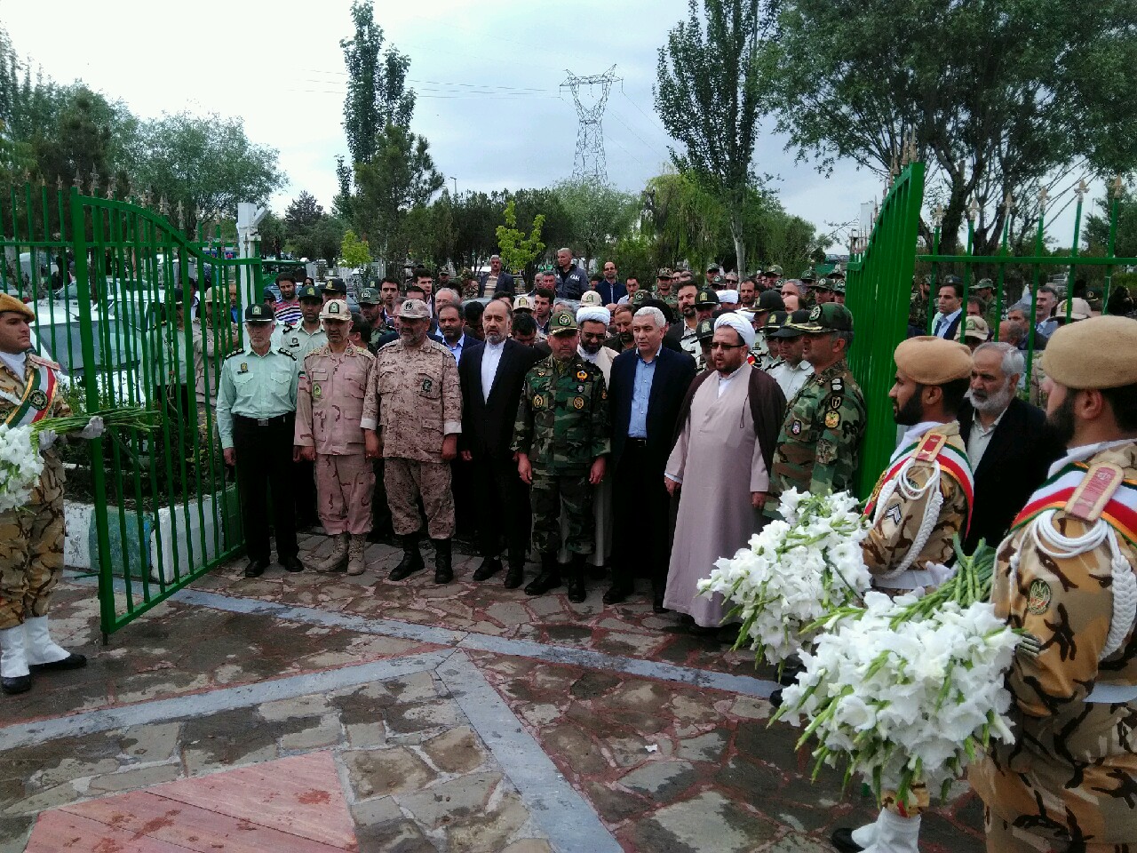مراسم غبارروبی و صبحگاه مشترک نیروهای مسلح در گلزار شهدای خوی برگزار شد