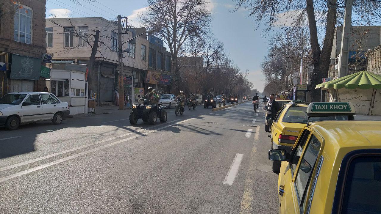 رژه موتوری و تاکسیرانی خوی در ایام الله دهه فجر برگزار شد