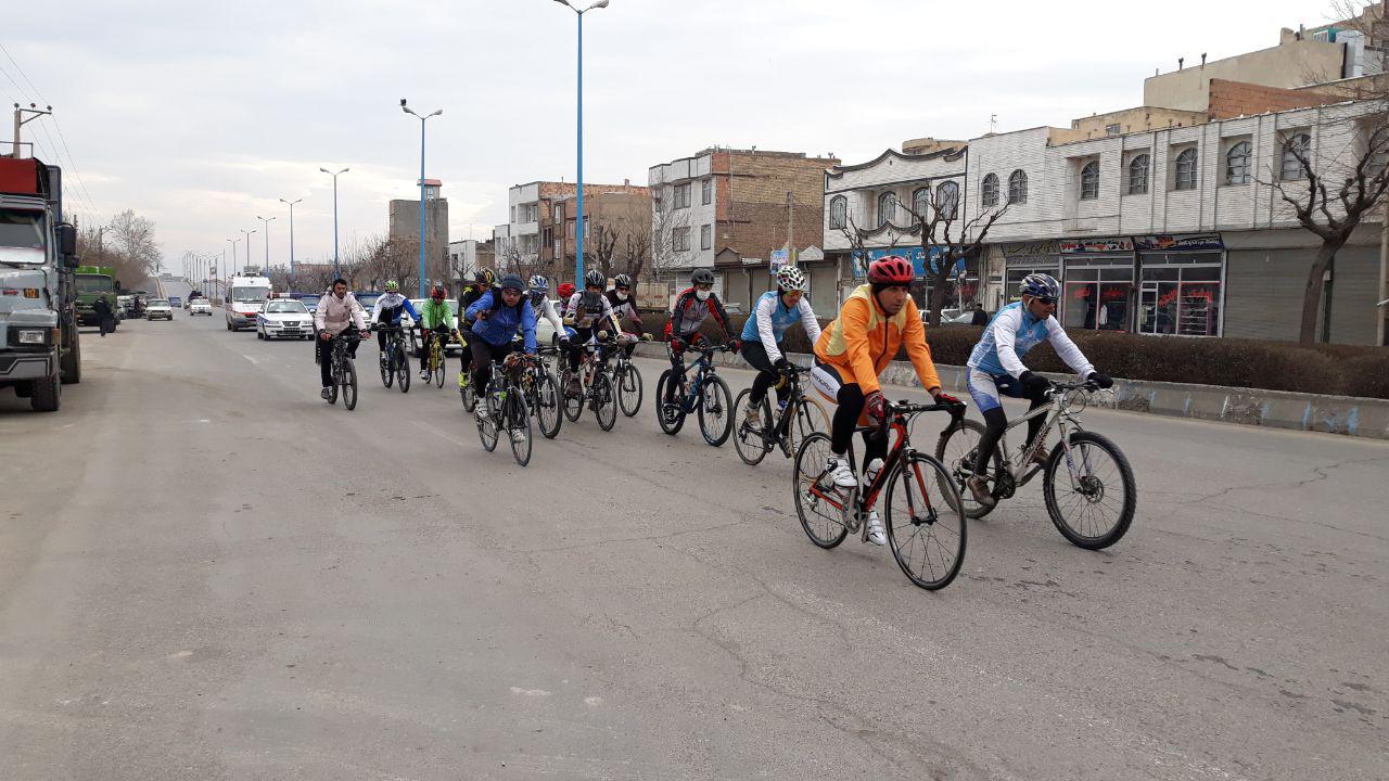 مسابقه دوچرخه سواری بمناسبت دهه فجر در خوی برگزار شد .