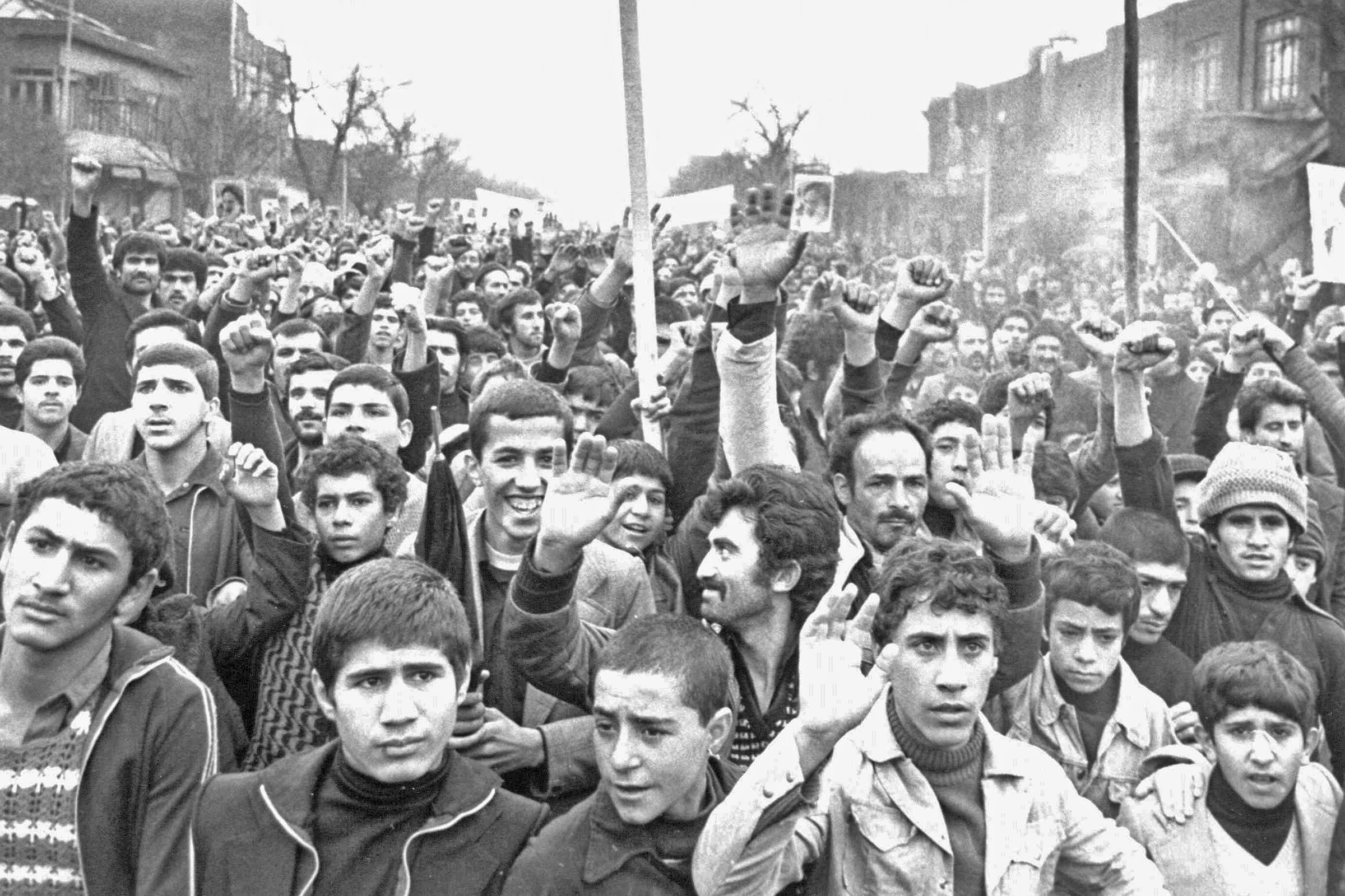 تظاهرات چماق به دستان رژیم پهلوی در خوی