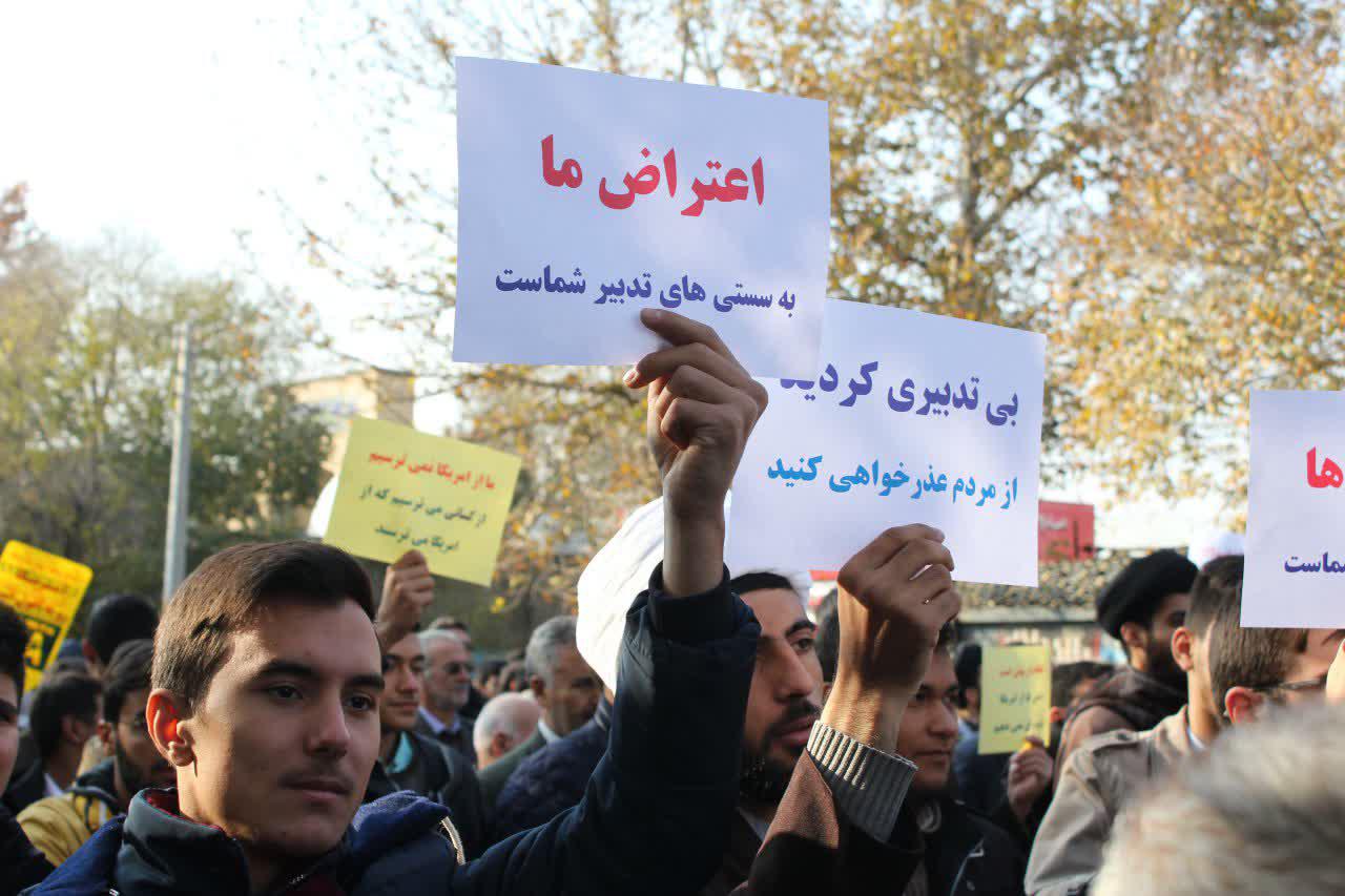 دست نوشته های جالب مردم شهرستان خوی در راهپیمایی حمایت از امنیت و اقتدار کشور+عکس