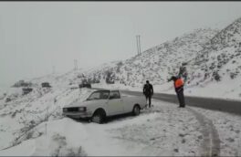نجات ۴۰ خودرو گرفتار در کولاک و برف