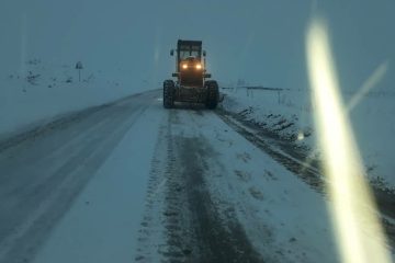 بارش برف راه ۵۰ روستای شهرستان خوی را مسدود کرد