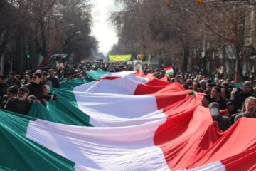 راهپیمایی ۲۲ بهمن در خوی زلزله‌زده/ پای آرمان‌ انقلاب اسلامی